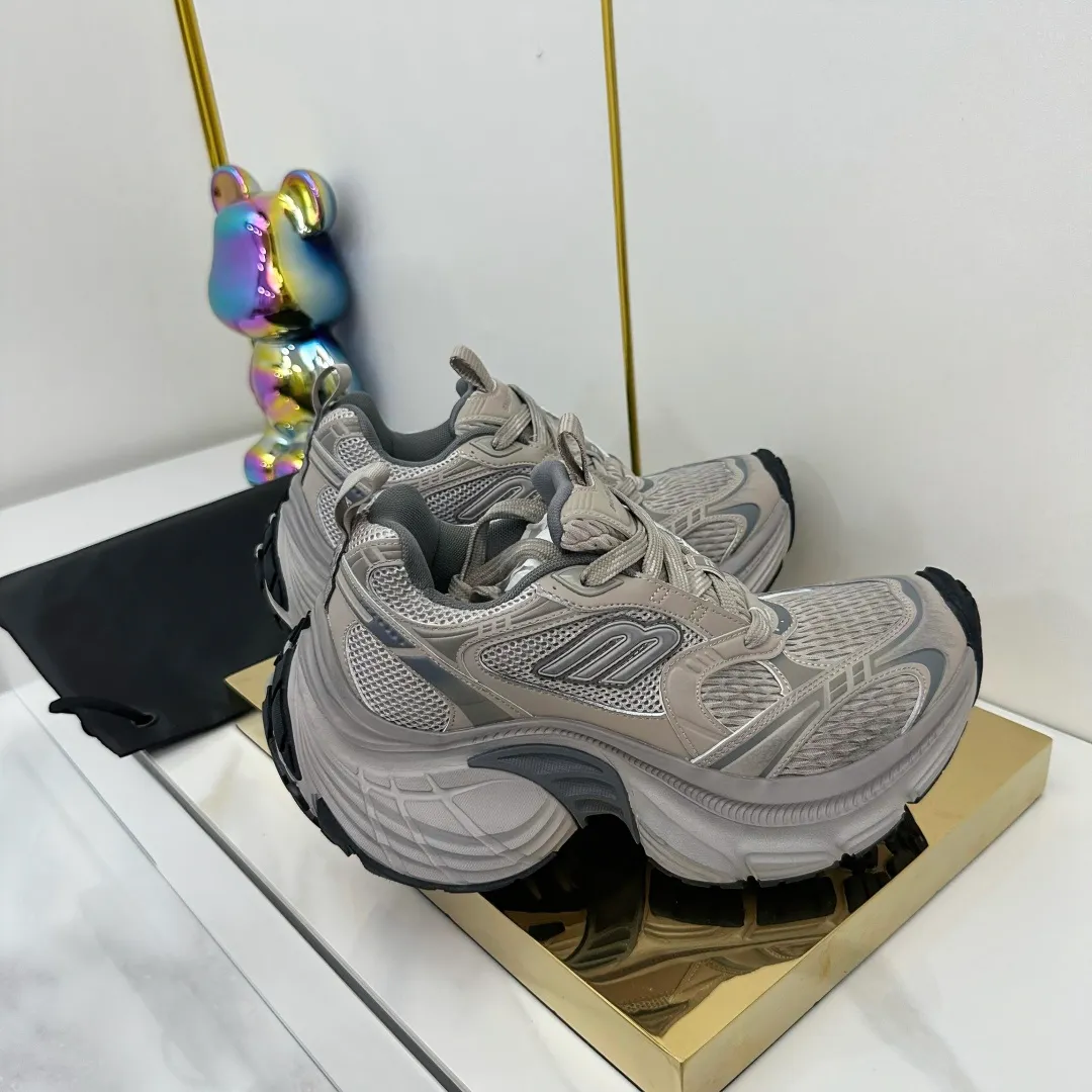 👟👟Ex-factory price 680👟👟 Balenciaga Balenciaga CARGO 6XL Sneakers Round-toe lace-up Low-cut lifestyle mesh lace-up Low-cut catwalk retro Balenciaga is always at the forefront of fashion. This model has huge size and eye-catching design. It is in line with the current "" trend. It uses an all-black color scheme to create a low-key yet gorgeous effect. The 6XL size makes it a conspicuous presence in the market. Suitable for people who pursue individuality. The products released this time once again reflect their innovation capabilities. They are made of microfiber and mesh. Its avant-garde design, exaggerated volume and reflective details give it a special silhouette. It is made of mesh material, which brings good foot feel, comfortable and breathable. The appearance still adopts the classic shape. The shoe body is fashionable and easy to wear. Item No.: 815859 W2MV2 1012 Size: 35-46